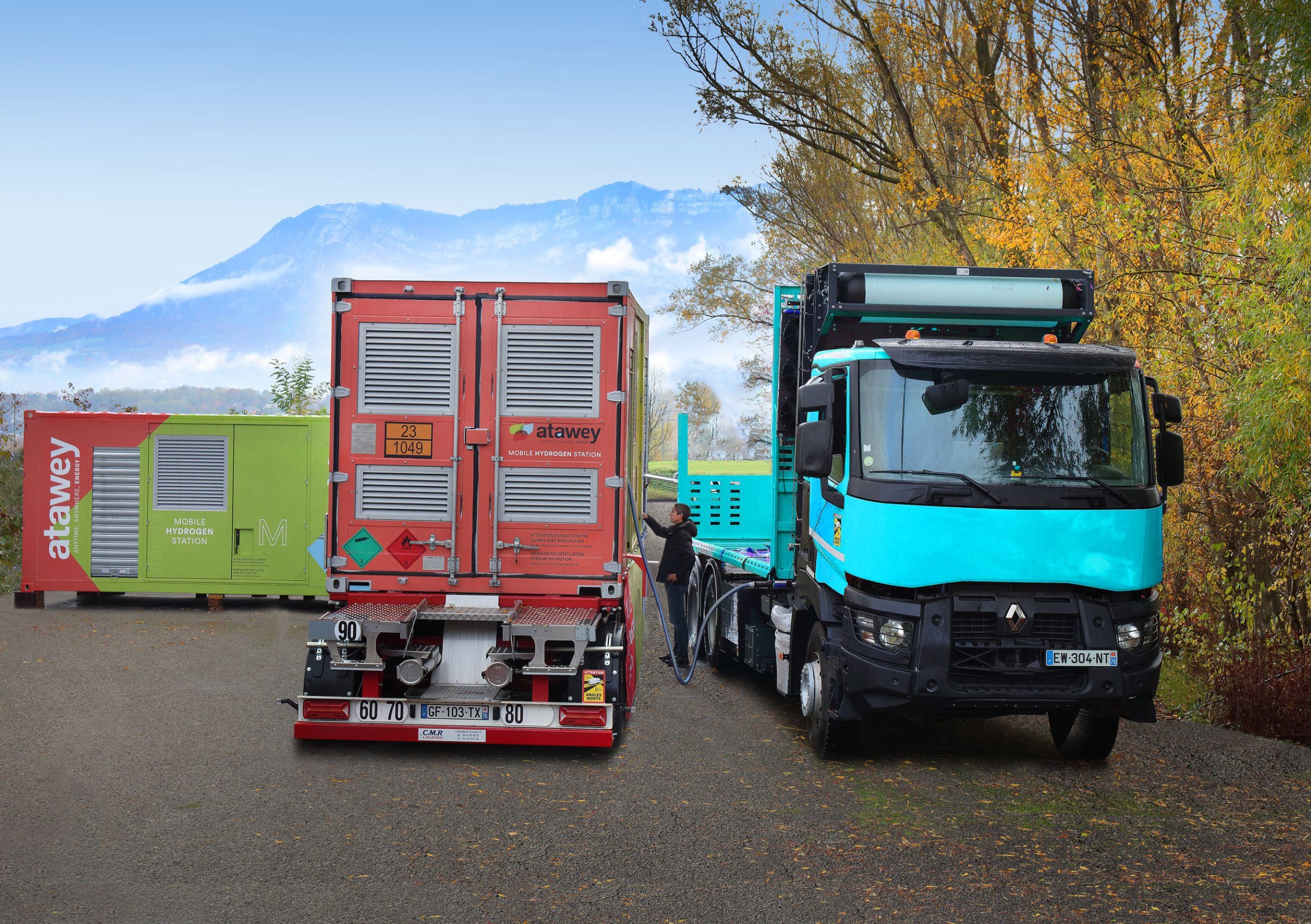 Camion hydrogène faisant le plein sur une station Atawey.