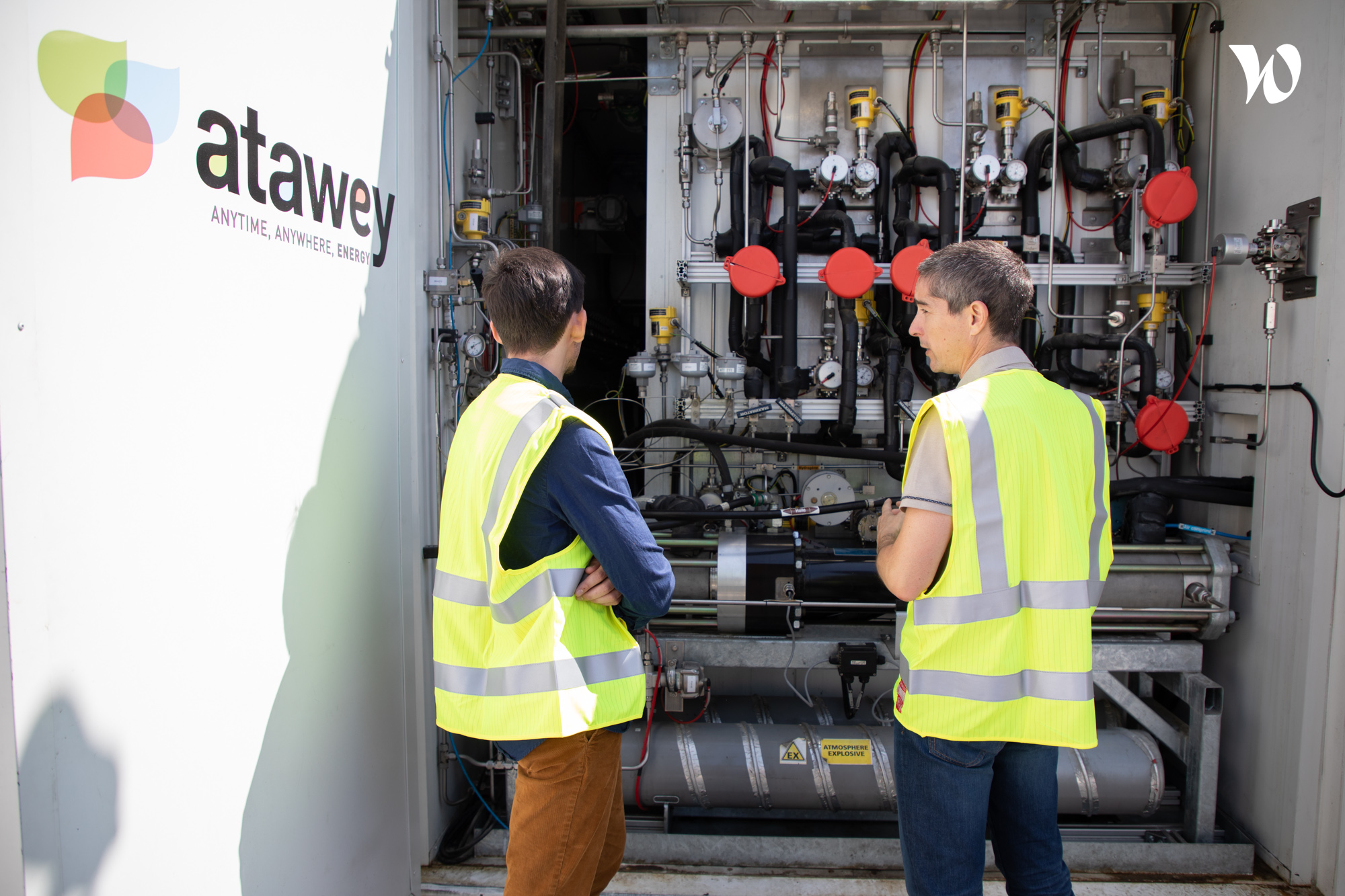 Formateur expliquant le fonctionnement des stations hydrogène Atawey.