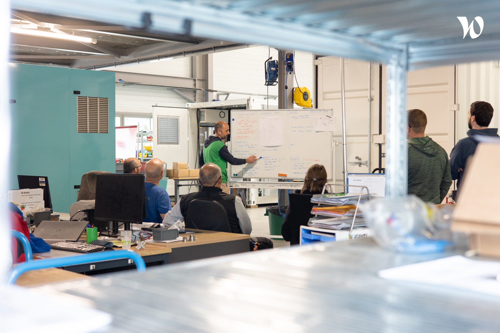 Groupe d’apprenants en session de formation sur l’hydrogène.