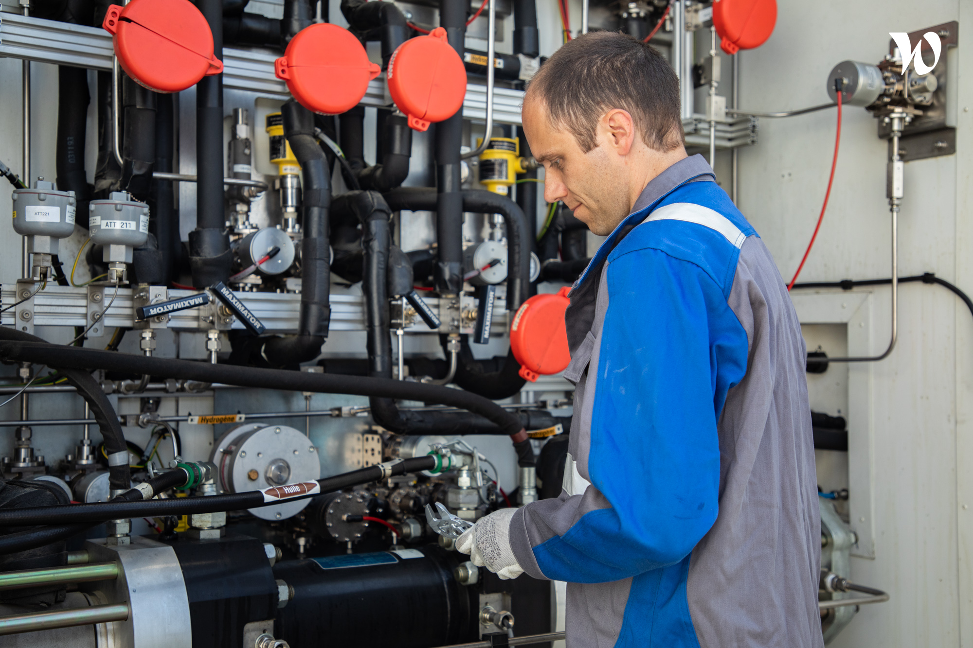Technicien Atawey réalisant un contrôle qualité sur une station hydrogène.