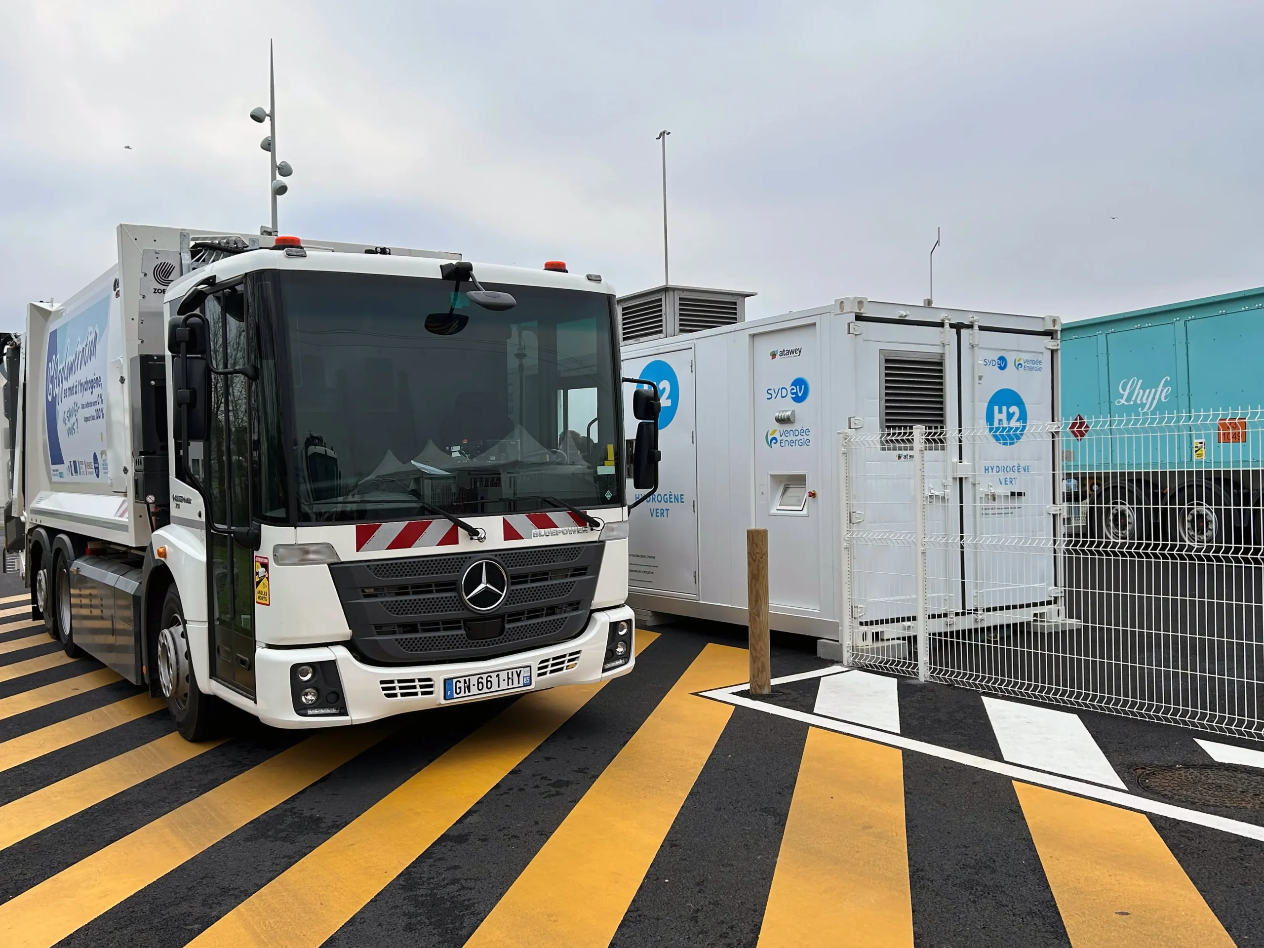 Station hydrogène rechargeant une benne à ordures ménagères