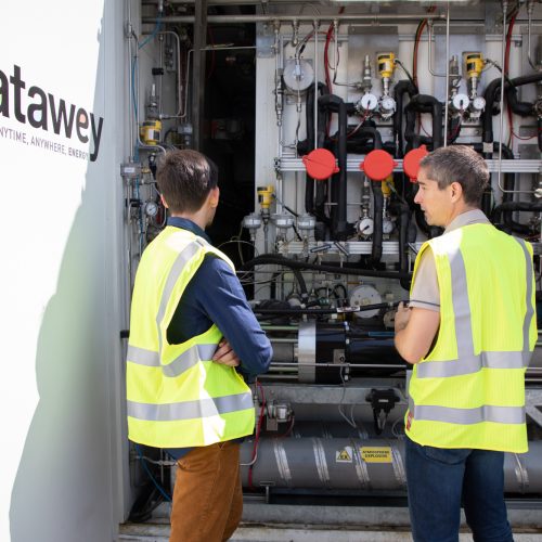 Formateur expliquant le fonctionnement des stations hydrogène Atawey.