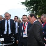 Atawey presents a hydrogen bicycle prototype to the French President Hollande