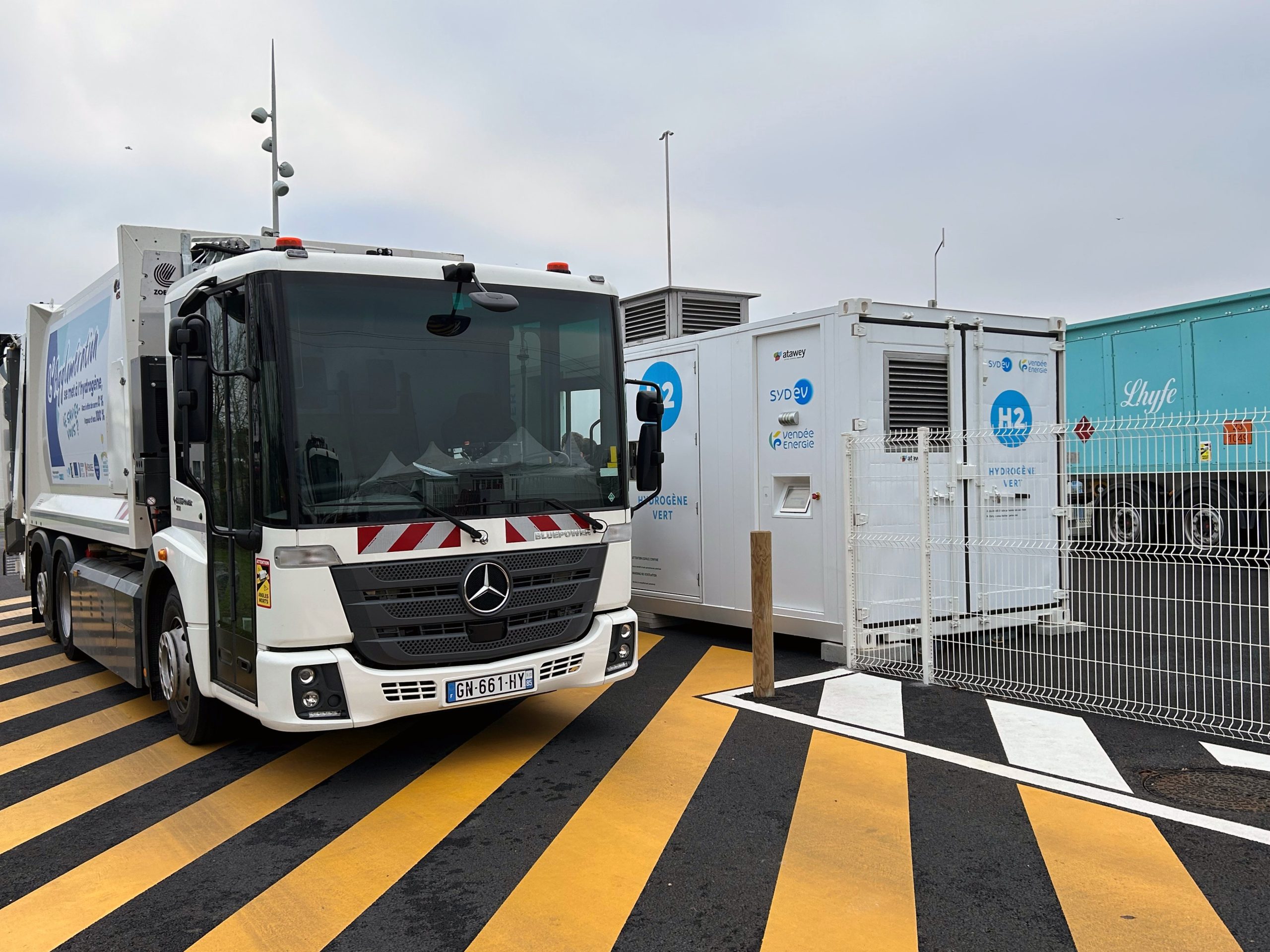Station hydrogène Atawey en fonctionnement et rechargeant une benne à ordures ménagères à Givrand, Vendée.