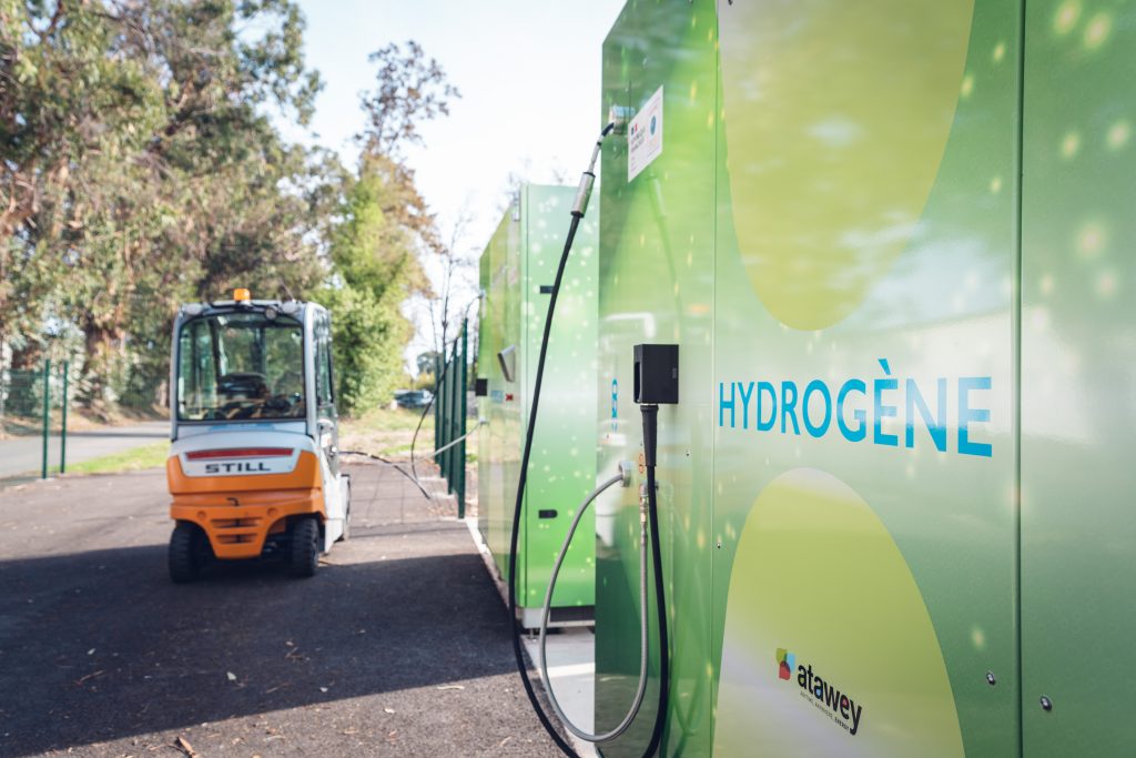 Engin de logistique hydrogène utilisant une station mobile Atawey sur site.