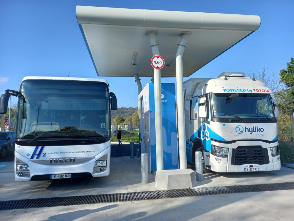 Station hydrogène Atawey configurée pour alimenter plusieurs types de véhicules.