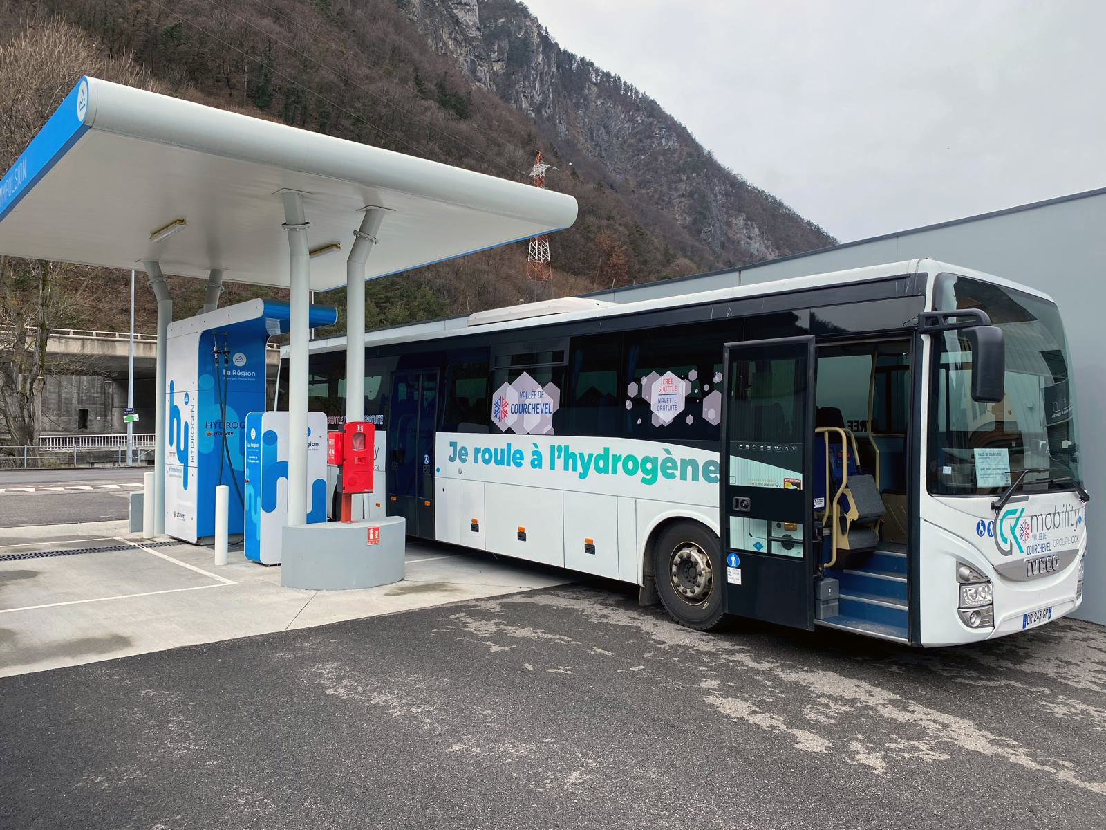 Station hydrogène du réseau ZEV en Savoie, ravitaillant un bus hydrogène.