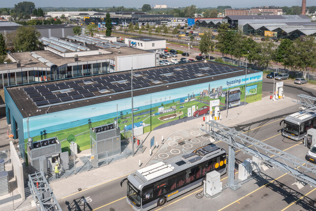 Bus hydrogène se rechargeant sur une station hydrogène à Groningen (Pays-Bas)