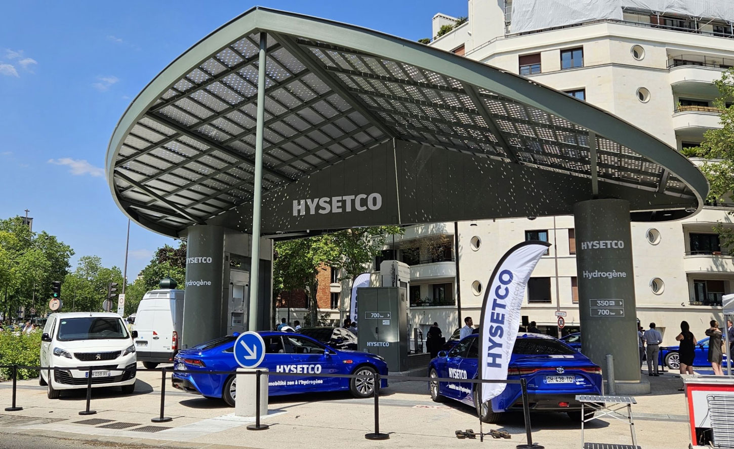 Taxis hydrogène se rechargeant sur une station Hysetco à Paris